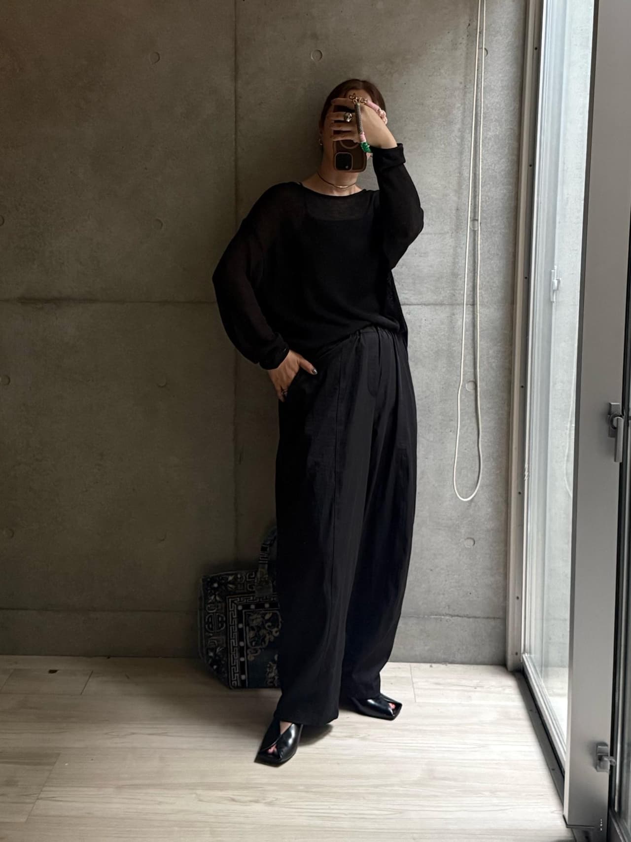 黒ニット問い合わせたくさんいただくけどこの春マイブームなやつです。夏日30℃でもサラッと。さすがリネン混。体型カバーできるしとってもいい。