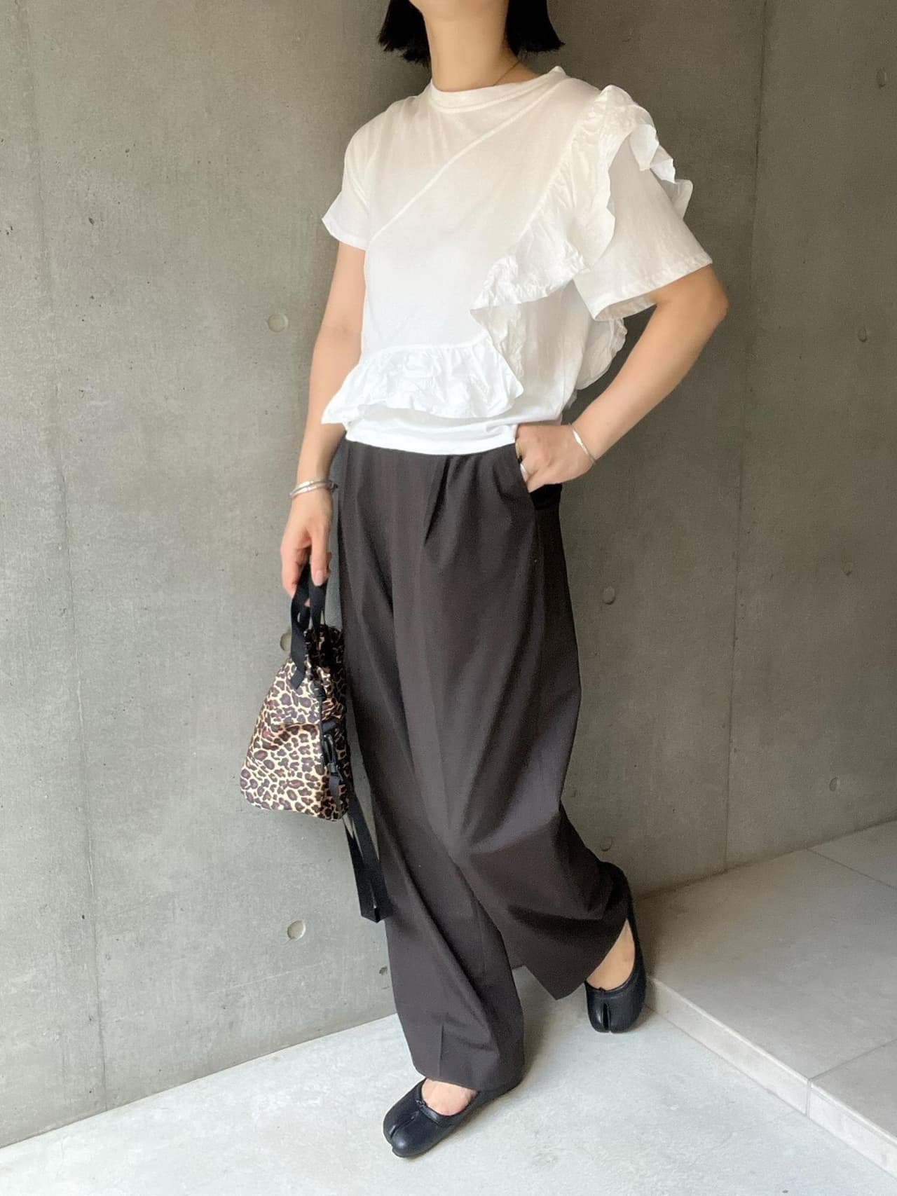 季節の変わり目コーデ。
秋色仕様で暑くても秋支度。
フリルTは買ってよかったパンチ力。
ドノバンタビシューズも、ソフトなレザー調で🙆‍♀️
サイズは39で24.5cmぴったり、
本家マルジェラは38でジャスト。

#シンプル #ドノバン #donoban #韓国ファッション #高身長コーデ #秋コーデ #2022秋冬 #タビ #プチプラ #プチプラファッション #ママコーデ
