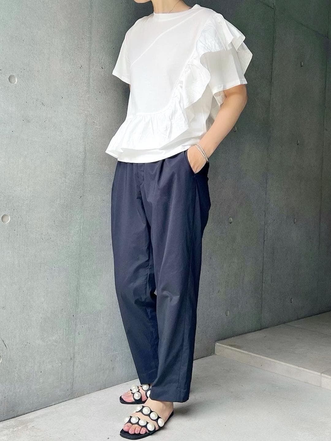 おはようございます🙋‍♀️
夏の終わりの買い足しに変化球トップス。
フリフリで商品ページの画像通りで可愛い。
身頃のカットソー部分、薄手で気持ちいいです。
着たおすぞー。

#2022夏 #大人かわいい #tシャツ #モノトーンコーデ #ママコーデ #プチプラコーデ