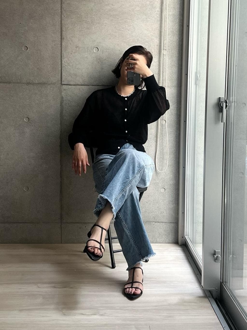 お気に入り集結コーデ✌️
なんかこのスタイリング、ようやってるな…！
サンダルは再入荷のアミアミ。
いやほんとイチオシ。
3万とかするナローストラップサンダルより
こちらが履きよかったよ…🙄

#大人カジュアル #高見え #着回しコーデ #パンツコーデ #フラットシューズ #シンプルコーデ #夏コーデ #夏ファッション #サンダルコーデ #ストラップサンダル #デニムコーデ