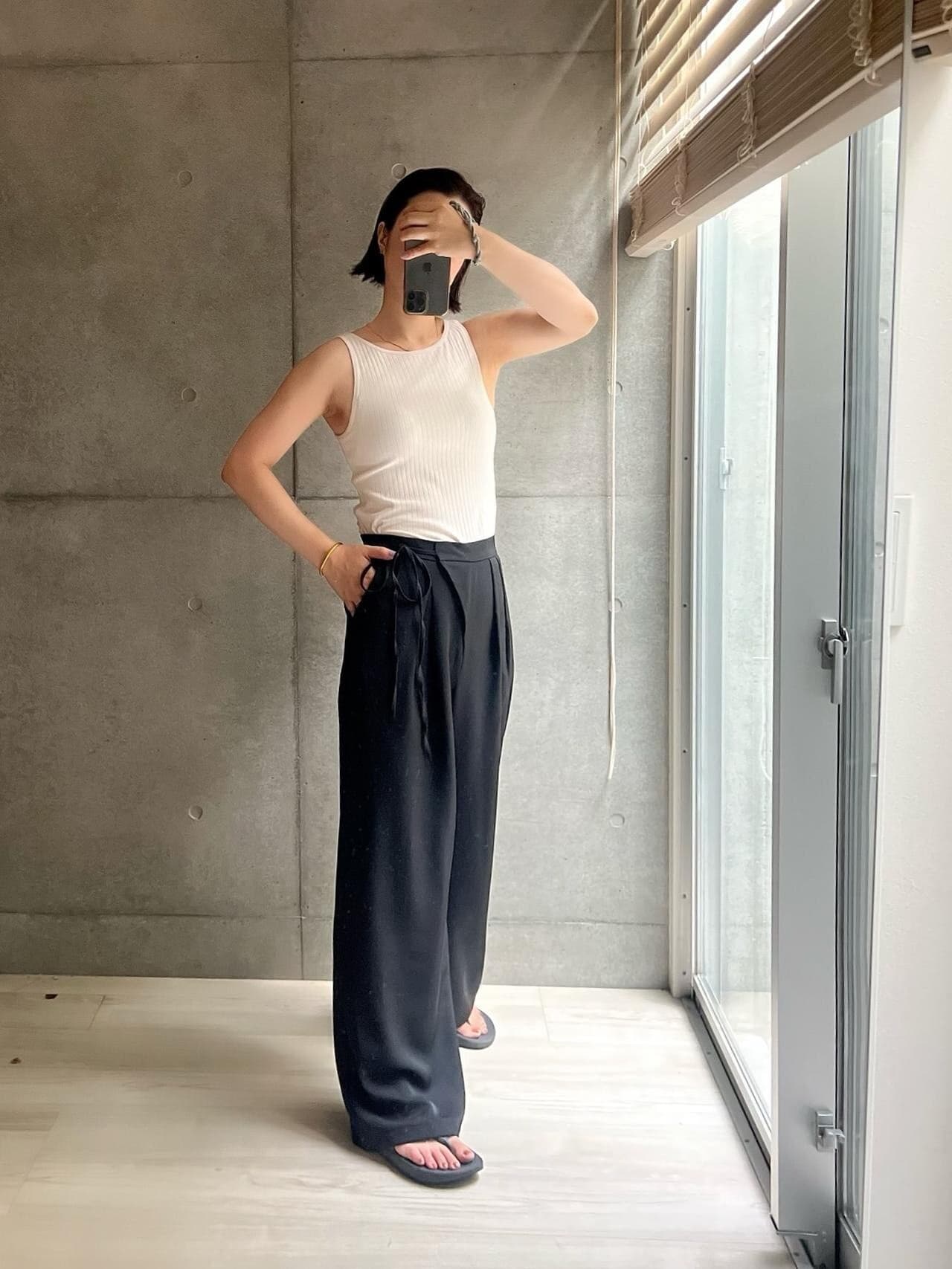 このパンツは大当たりだった…🤫
とにかく生地がいい！
高見え、しっかり、品のあるの艶のあるツイル生地は
重厚感のある揺れ感で歩く度にドレスのようにひるがえり
ドレープが生まれて美しい！

タックとウエストデザインでお腹ぽっこり隠せて
ワイドだから自慢の太脚も完全カバー。

166cmにもしっかり長め丈。
ウエストバシッと縛って
ヒールやソールはちょっとあった方がいいかな。
ゴツメソールのものともバランスいいなー。

肉のある素材だけどサラサラで肌離れがいいから
今でも履けるし秋も冬も長く履ける。

これは推せる…！

ちなみに8/1に注文して8/7に届きました。
想定内で遅れず嬉しい☺️

#夏コーデ #シンプルコーデ #パンツコーデ #モノトーンコーデ #プチプラファッション #プチプラコース #ワイドパンツ #サテンパンツ #タンクトップコーデ