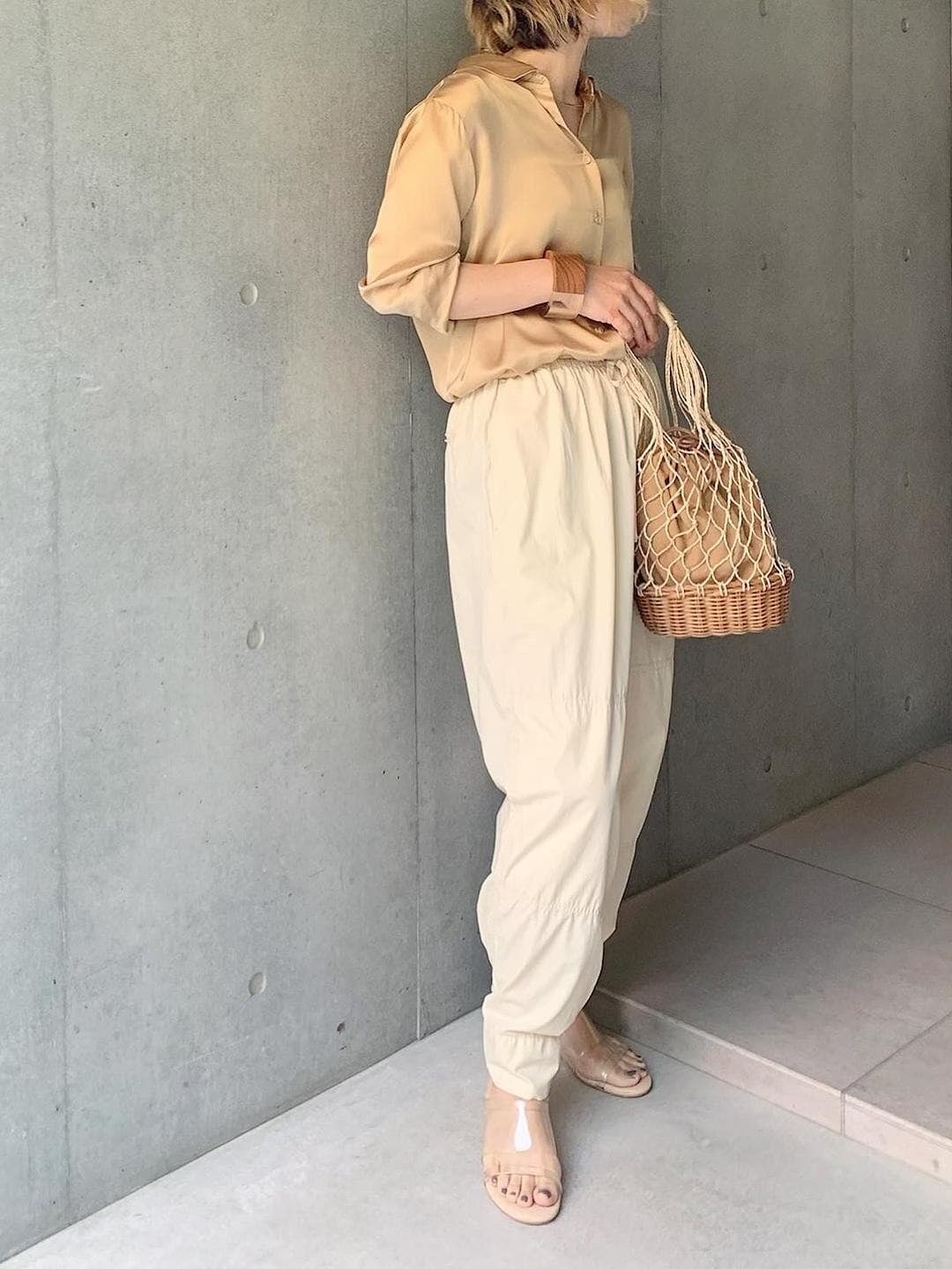 淡色女子🤎

蒸し暑いからサラッとユルッと着られる服に惹かれます。
セールも盛り上がっているし、次は何を買おうかなあ。

サンダルはラグナムーンの前のモデル。
マークスタイラーのブランドの靴が面白い！
って最近気づいてギャルブランドの靴も目下探索中です⚡️

バッグは高頻出な高品質カゴバッグ、好きすぎます⚡️⚡️

#買ってよかった #2021春夏 #夏コーデ #淡色 #淡色女子 #ママコーデ #クリアサンダル #サンダル #ミュール #ベージュ #アラフォーコーデ #プチプラコーデ #楽ちんコーデ #カジュアルコーデ