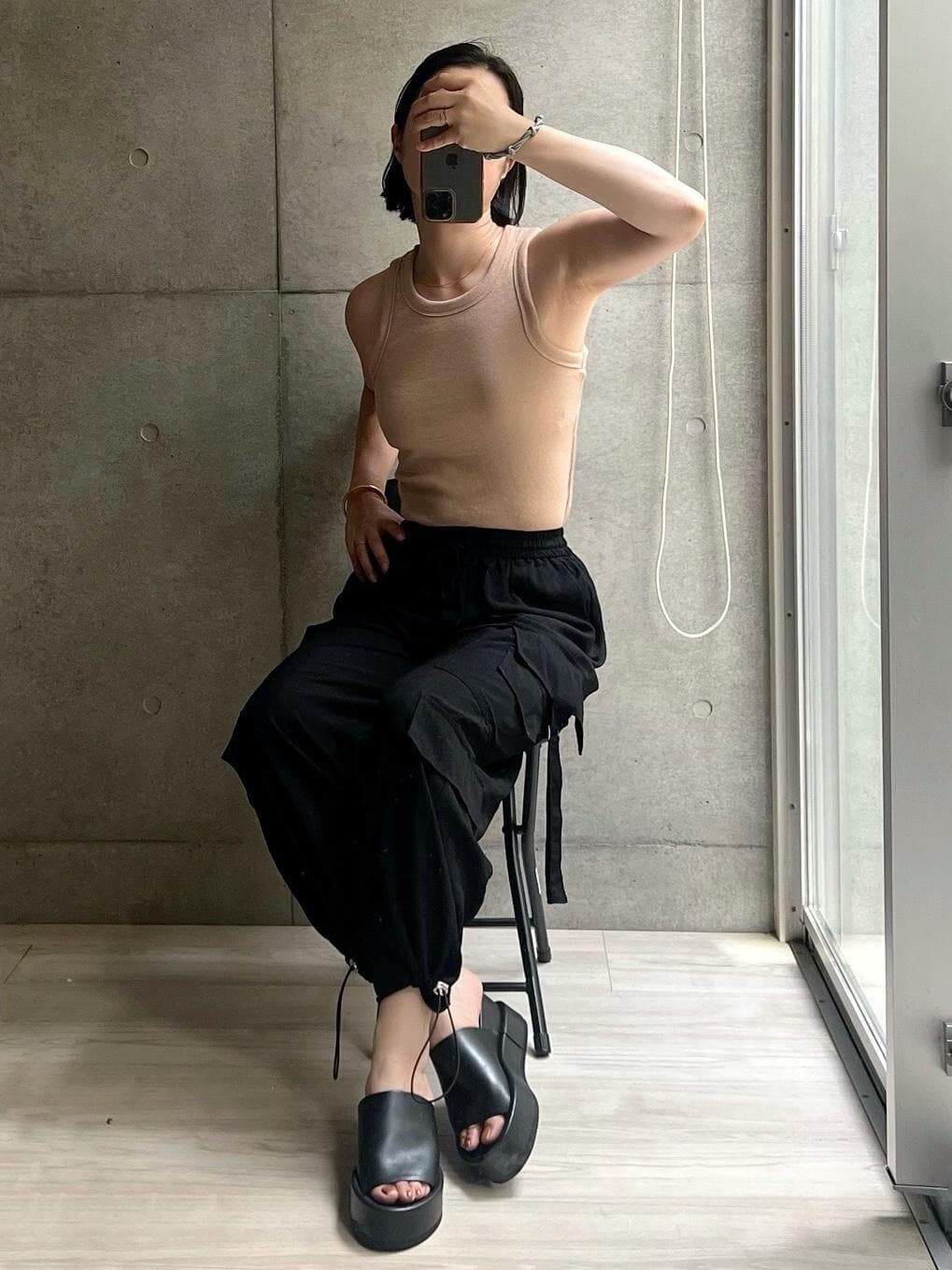 10件クチコミあって⭐︎5ってすごくない…！？
ラジエムのカーゴパンツ、いい予感したけど
ほんと買ってよかったー！
最初に明るい色買って黒を色チ買い。当たり。
さらっとしてて綺麗目。暑い夏も履けるカーゴパンツ。
カーゴパンツって流行りと言えどカジュアルすぎない？
そんな敬遠しちゃう大人の女性にもオススメし、たーい！
リールは今夜投稿します🎥

#夏コーデ #着回しコーデ #秋も着れる #脚長 #シンプルコーデ 
