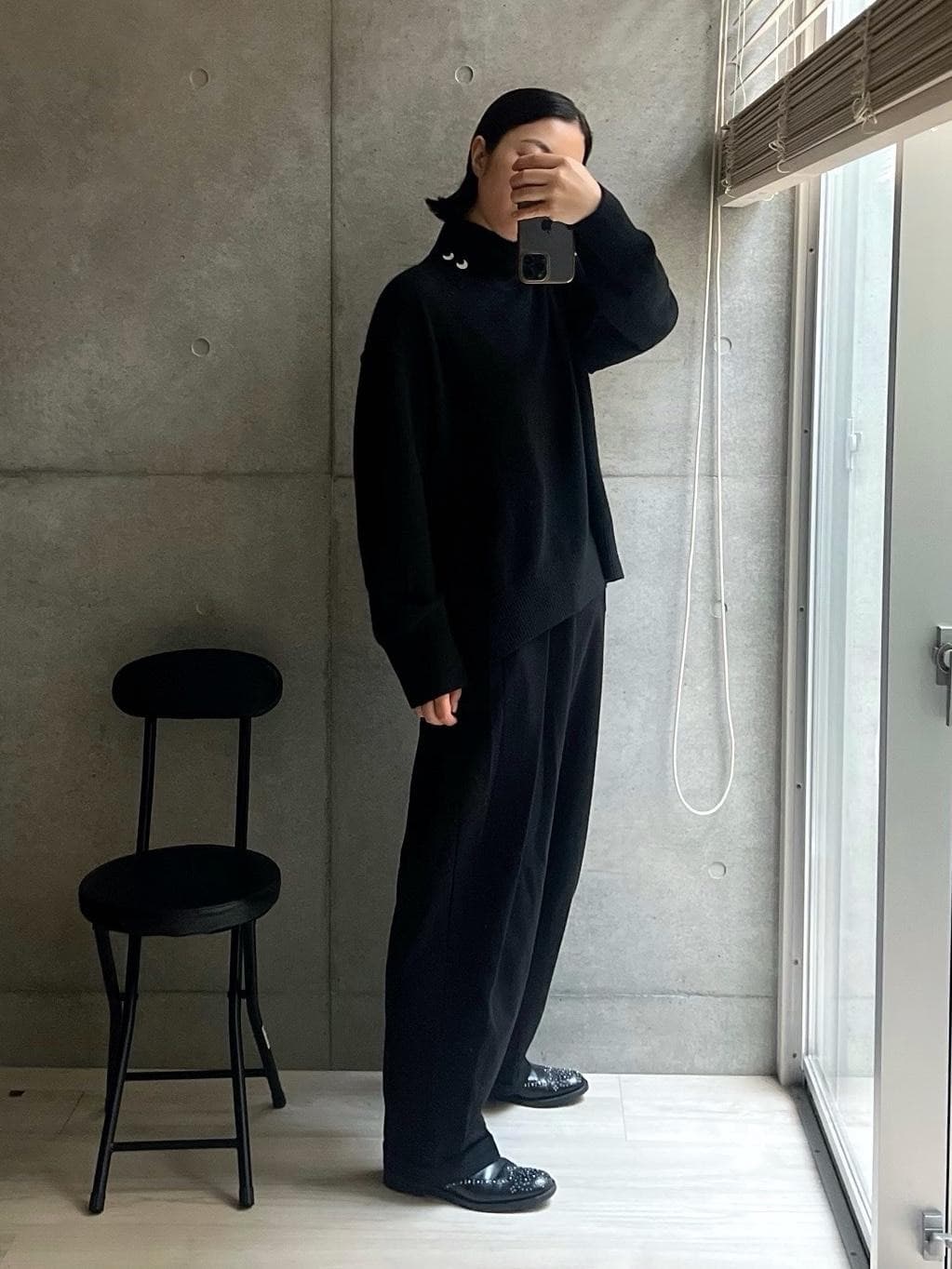 お目目👀がポイントのユニクロ×アニヤのニットに、大好き殿堂入りの面ファスナータックワイドパンツを添えて！
黒はなんだかんだ落ち着くなー🖤
チャーチの値上がりにはほんと肝が冷えていて、インポートの革靴ってほーんと買いたいと思った時が買いだな／じゃ無いとドンドン値上がりして買えなくなるな…ってなる！😮‍💨

#冬も使える #買ってよかった #2023秋冬 #秋コーデ #冬コーデ #モノトーンコーデ #ニット #ニットコーデ #ブラックコーデ