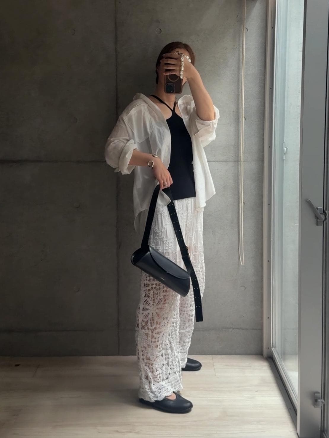 このパンツはほんと買ってよかった。アパレルのフォロワーさんに、行く先々で褒められるってコメントをInstagramでもらったけどさ、これプロとか服好きこそ評価しそうなパンツ。コットン100でこの見た目で、このプライスはほんといい。半額クーポン常にあります。足元はもちろんお気に入りのスタンスミスバレエで。