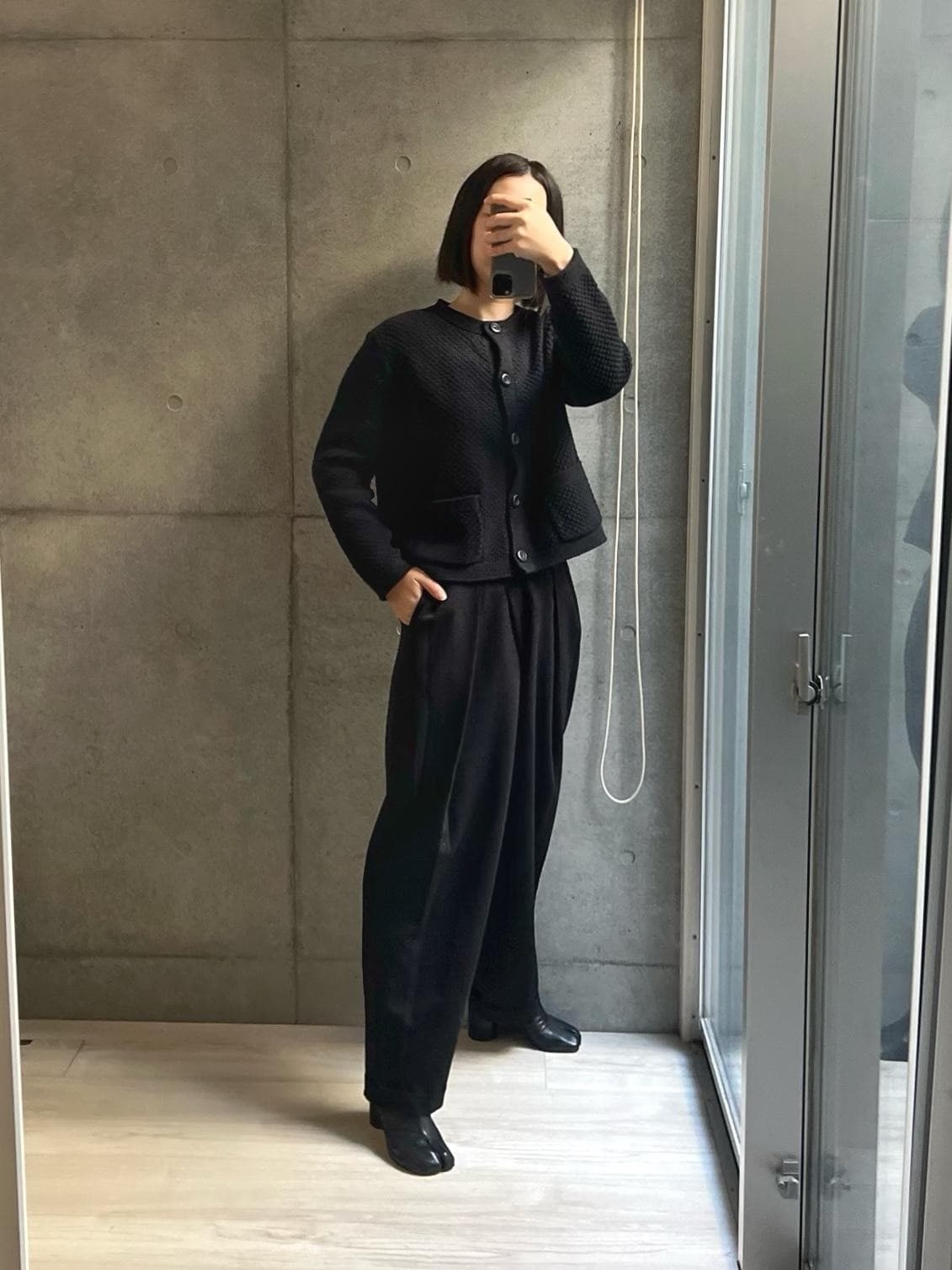 オールブラックコーデ。
なんだか安心🖤
タックワイドパンツはインしたり、
ショート丈とやっぱり合わせたいな。
春カラー、予約したけどほんっと楽しみ！
そして実は裏起毛ペチパン履いているのであったかコーデ🔥

#冬コーデ #高見え #冬も着回し #楽ちんファッション #プチプラコーデ #春コーデ #冬春コーデ #ブラックコーデ #高見え #大人カジュアル #ワイド #ゆったり 