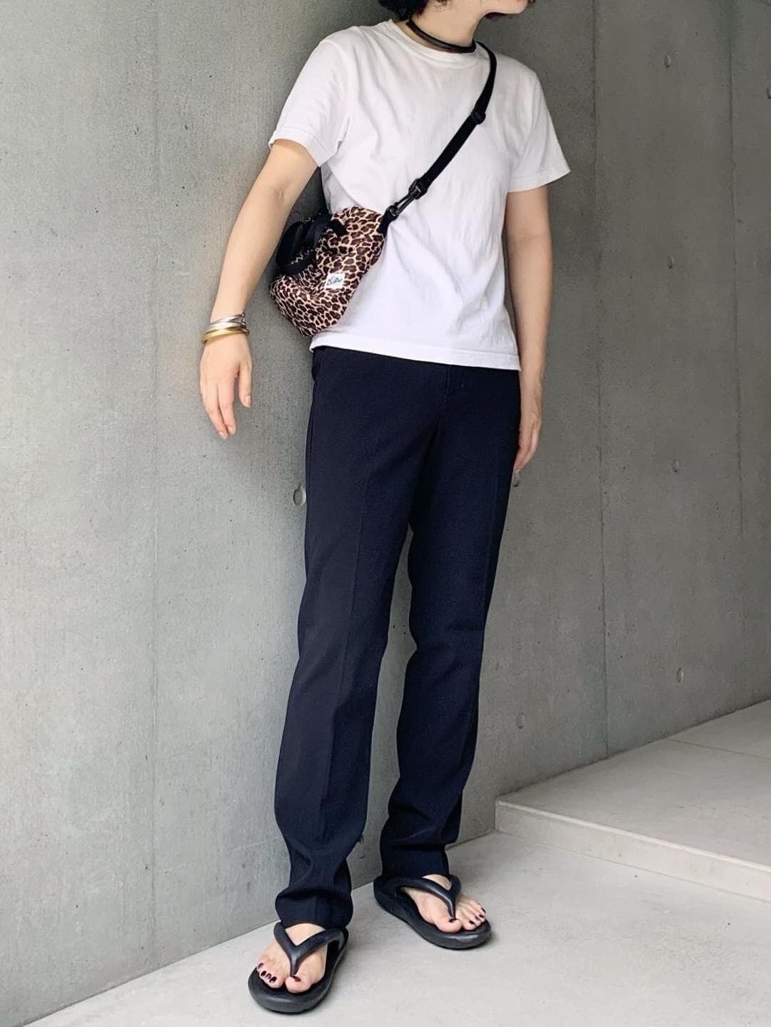 休日カジュアル。フジロック行きたい〜的な⚡️

☑︎ドリフターは買って本当に良かったです。
　アクセントになるし軽いしガシガシ使えるし。
　次はちょっと幅広めの牛柄を買うつもりです。

☑︎トー＆トーも気持ち良すぎて週5で履いています、何かしら！
　来年はグレージュを買おう…！
　25cmを履いています。

#買ってよかった #夏コーデ #2021春夏 #カジュアルコーデ #ママコーデ #スラックス #tシャツ #白t #リカバリーサンダル #プチプラ #プチプラコーデ #ビーサンコーデ #モノトーンコーデ #アラフォーコーデ