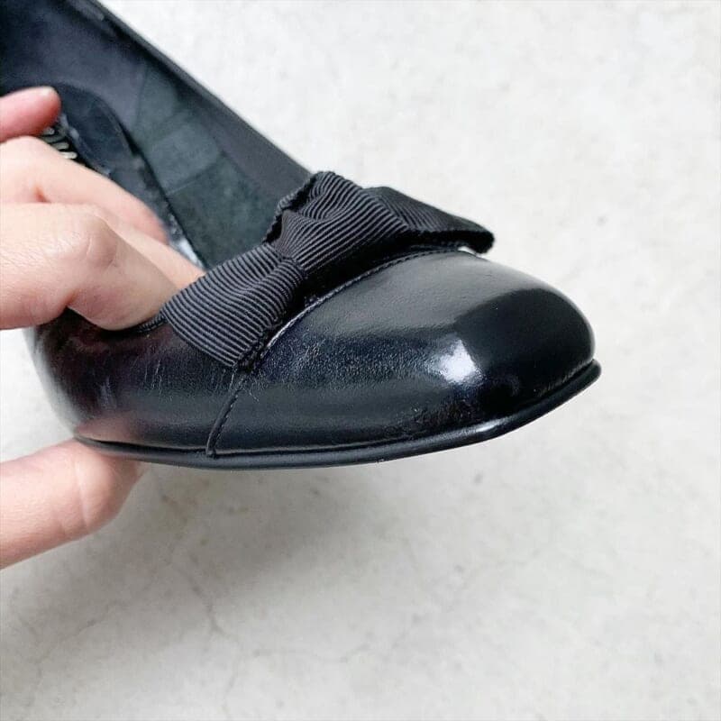 ダイアナのパンプス、つま先のレザーがえぐれたので初めてのアドベースで補修してみた