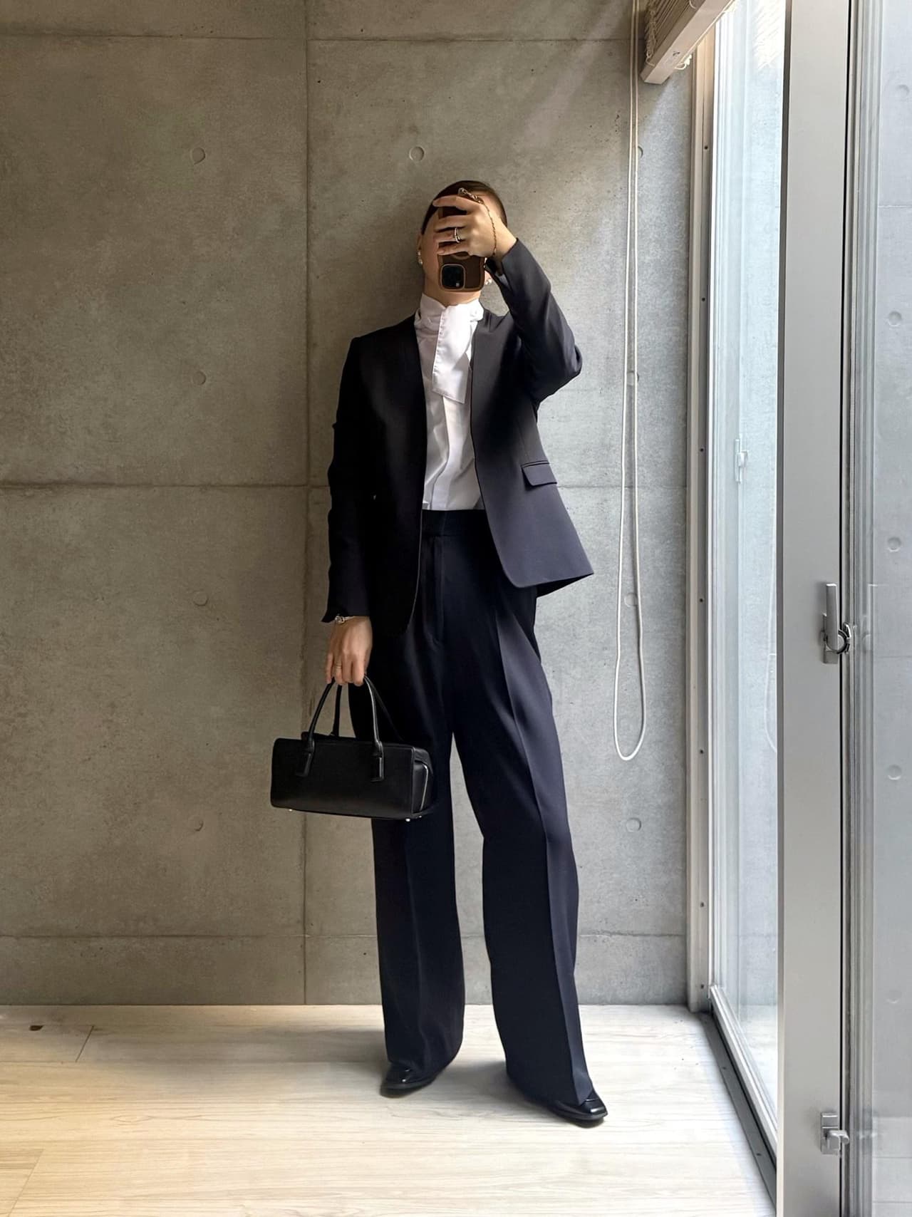 卒入に。ビジネスに。って買ったスーツが良かったなー。なんと上下合わせて1万円ほど!ガンダムだけどL大丈夫かな?って心配しつつだったけどストレッチも効いてるし大丈夫だった。パンツはゆるめです。しかし格好いいね。コンパクトなジャケットにモードみあるワイドパンツでセレモニーにもピッタリ。もちろんインナー変えたらビジネスにも。このお値段はすごいなあ。
#高見え #卒業式 #入学式 #卒入 #卒園卒業式 バッグは去年の#PR