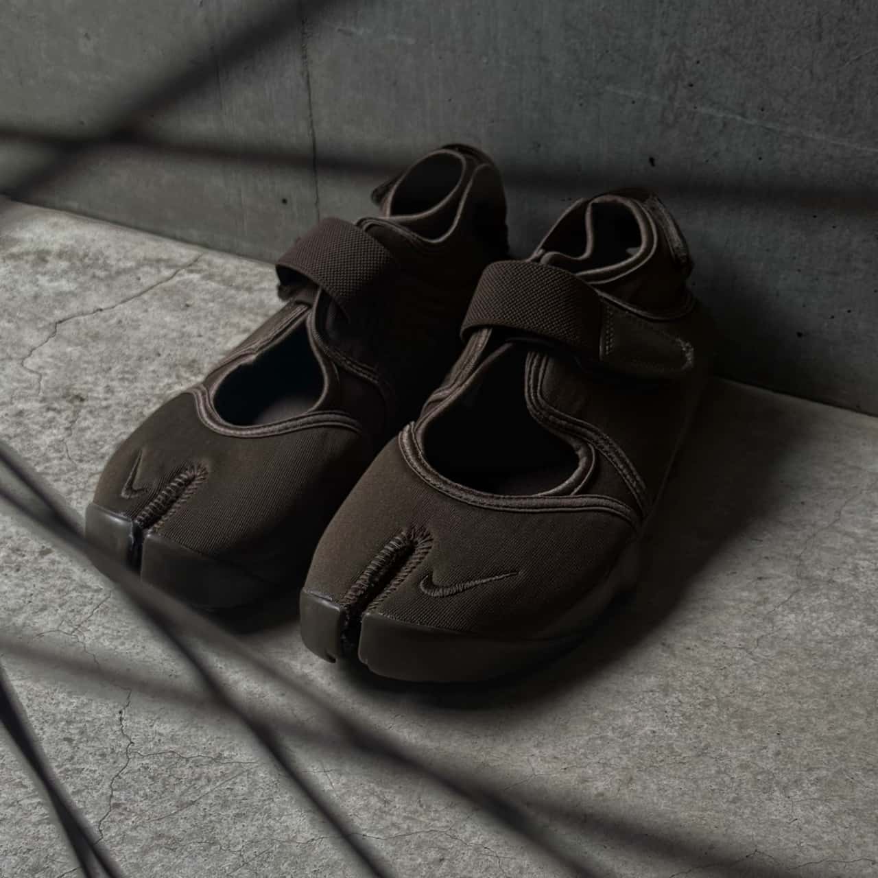 ナイキ ウィメンズ エア リフト NEO NIKE レディース ローカット 足袋型シューズ スニーカー サンダル ライフスタイル 軽量 脱ぎ履き 調整可能ストラップ ダークブラウン 22cm-29cm IV6058-200 SU26 母の日