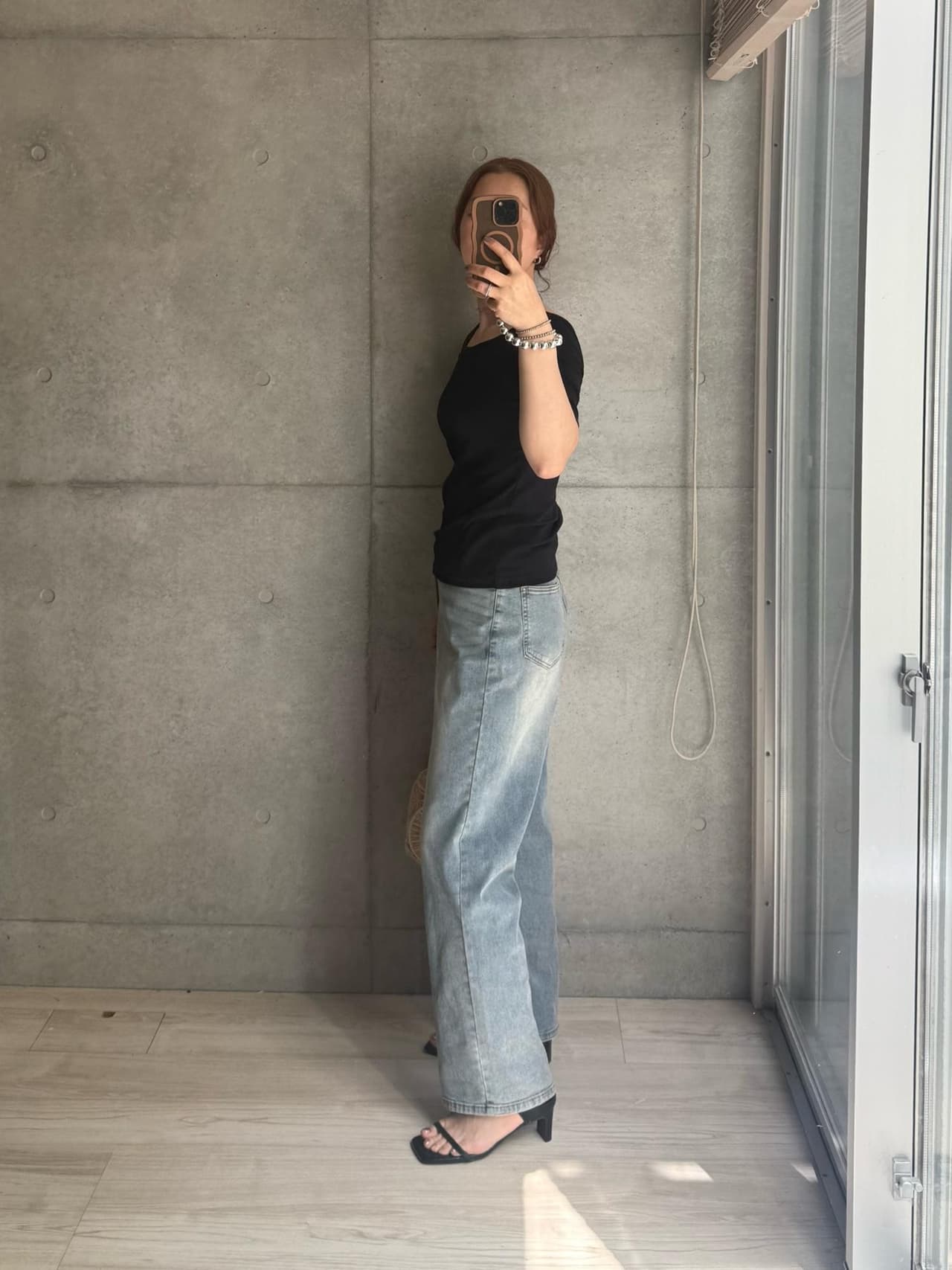 このカップ付きTめちゃくちゃ良い。シルエットは綺麗でしょうねと思いつつ、バンビウォーターのブラトップとか生地が厚い印象があるから暑いかなと思ってて買ってなかったけど意外に薄くてサラサラ着心地良くてめちゃくちゃいい。ネックも綺麗。二の腕も隠せてええ女感出せます。
