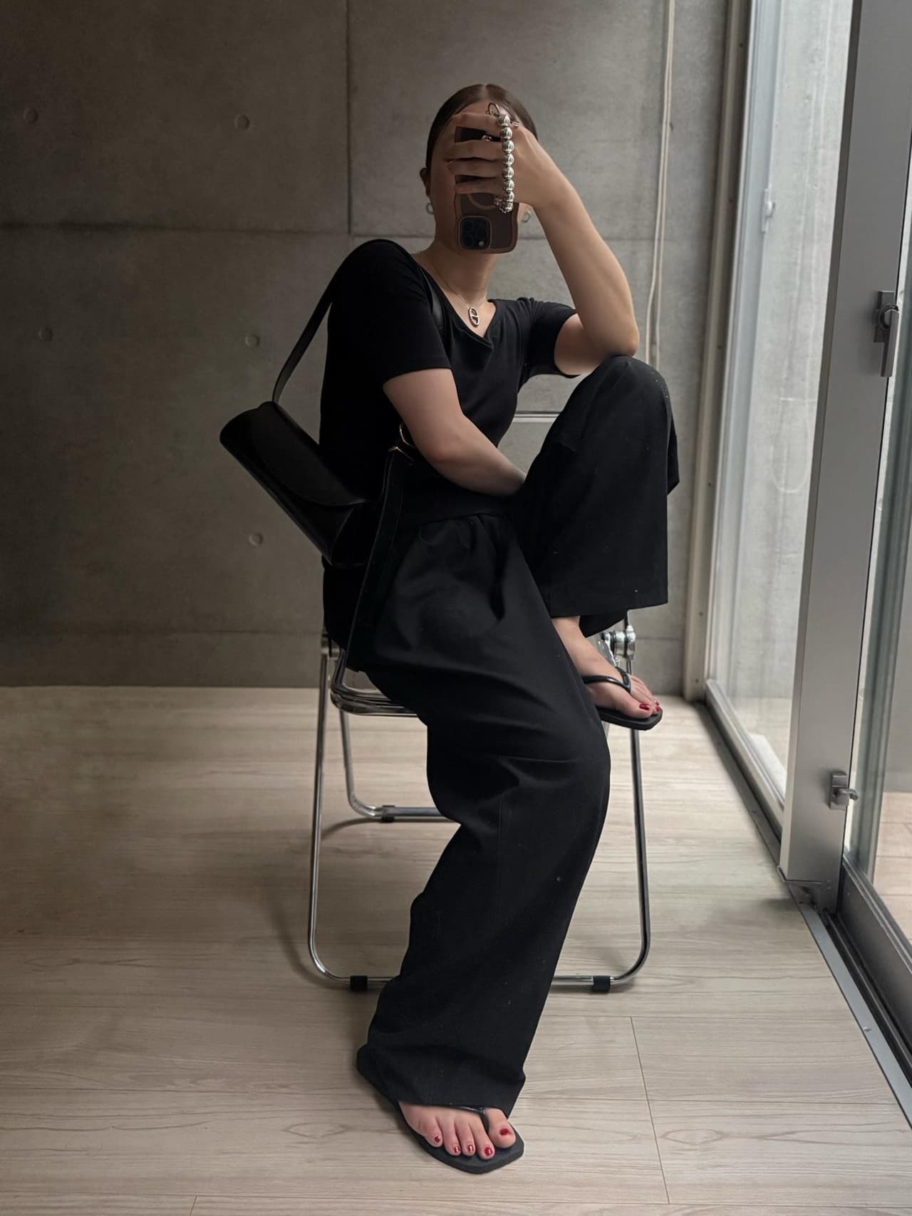 初エルメス。Instagramでフォロワーさん5万人突破した時になんかしたいなーとストーリーズでも言ってたんですけど、記念にこれ。スカーフリング、ネックレスのペンダントにしました。30,000円台で買えるお手頃エルメス。これ良くない?
長らく服を中心に良かったものをシェアしてきたけど、歳を重ねるとなんだかジュエリーが気になってくるんですよね。服はユニクロ始めお手頃でもプライスと質のバランスがいいシンプルなもので大丈夫だなとわかってきたり、資産的な意味で欲しくなってきたとか、肌艶の問題で取り入れたいとかさ。とは言え、ハイブラはこれまでそこまで興味は無くて(マルジェラとかジルサンダーとかは服好きの延長というかね)、今の大人カジュアルの延長でも使えるもの無いかなあと探しててピコーン。
本来ならあの細いスカーフ、ツイリーをまとめるアクセなんだけどチェーンや紐を通せばペンダントトップになるんですよね。いい存在感。この穴がキラッと輝いていいんだよ。エルメス店舗で購入。
リングも迷ったけどサイズ無くて断念。いやーエルパトって言うけどほんとご縁なのね。今度はリングも探してみよう。