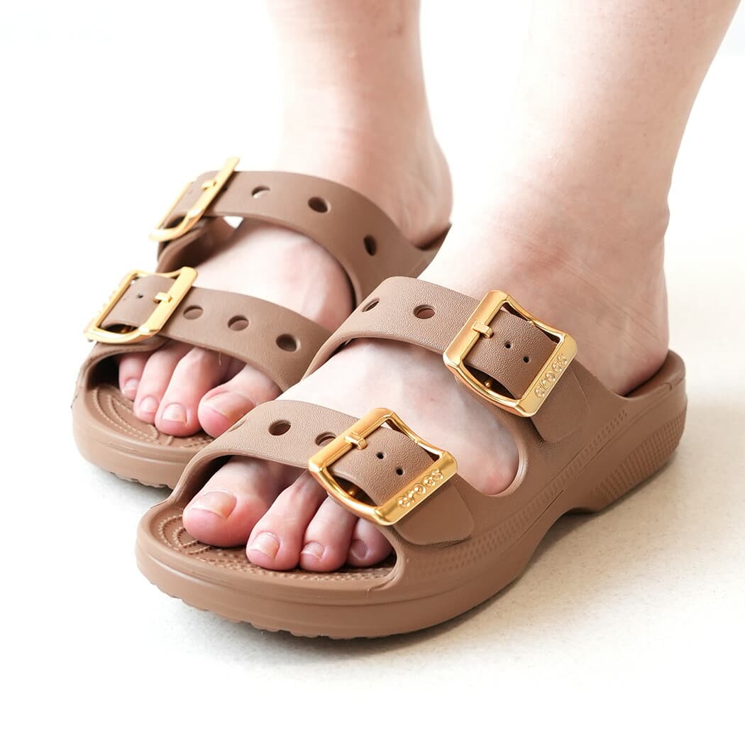 crocs SATURDAY METALLIC BUCKLE SANDAL W セピア(213316-2EY)