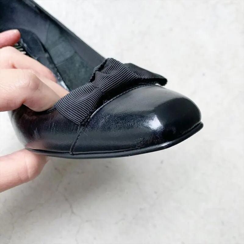ダイアナのパンプス、つま先のレザーがえぐれたので初めてのアドベースで補修してみた