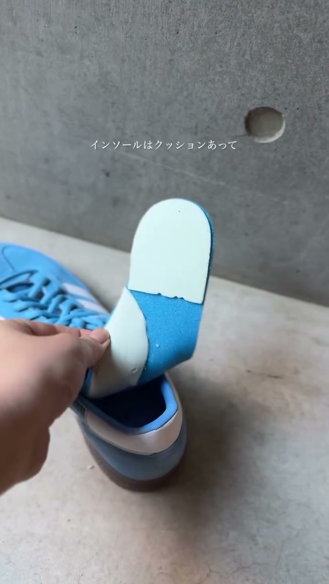 ハンドボールスペツィアル ライトブルーのインソールを外したところ。クッションのある厚みがわかる