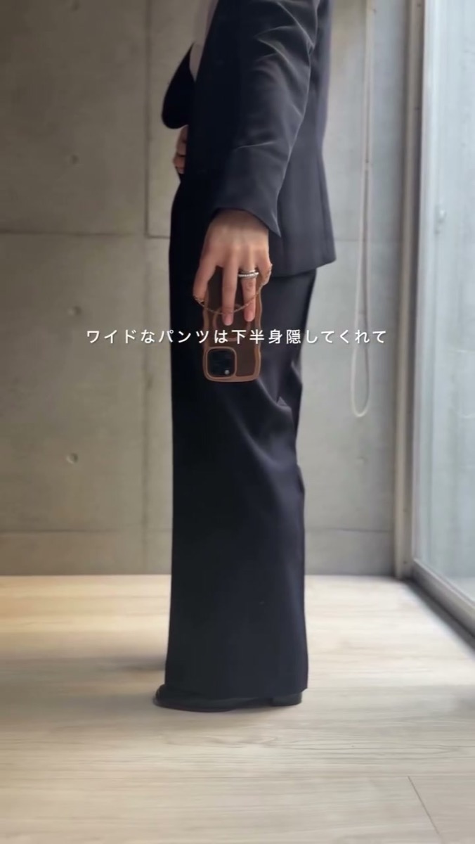 スーツのワイドパンツのシルエット。タックとセンタープレスで縦に落ちる