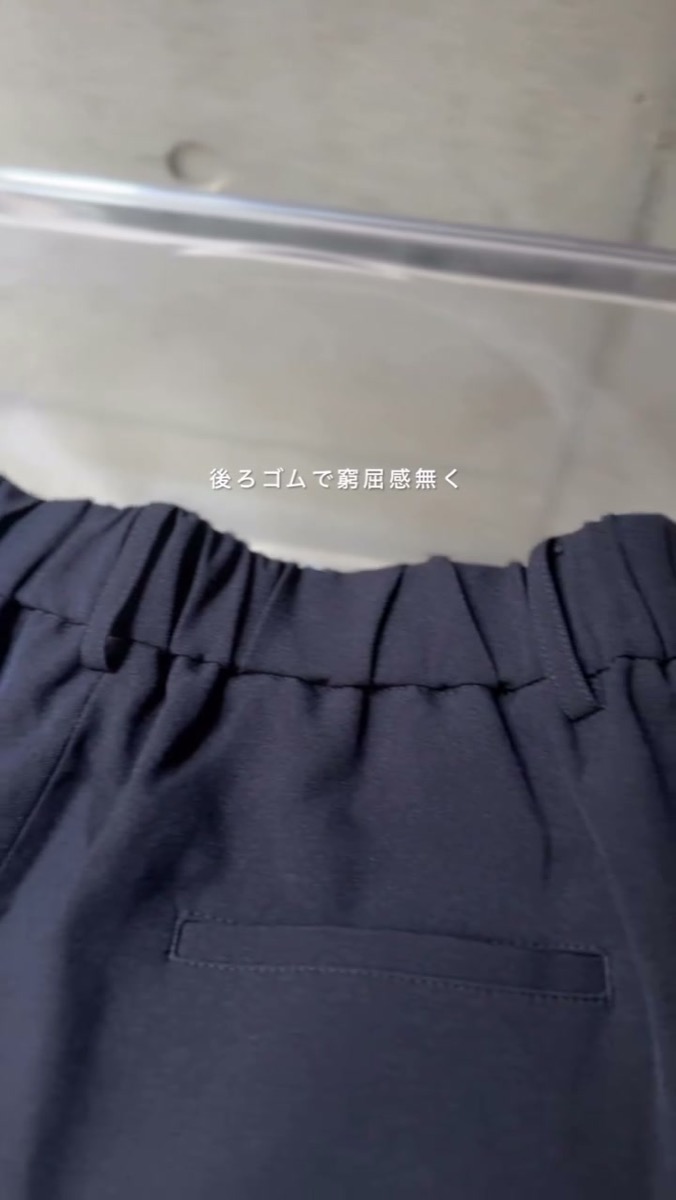 スーツのワイドパンツの後ろウエストゴムのアップ