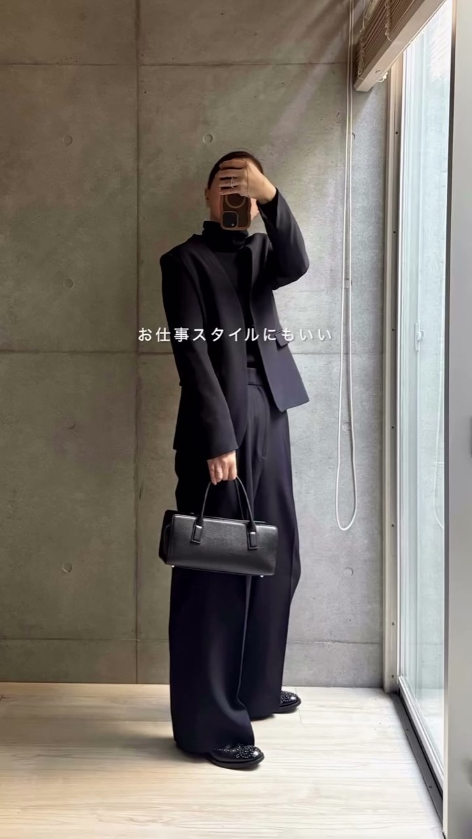 ノーカラースーツにトートバッグを合わせた仕事スタイル