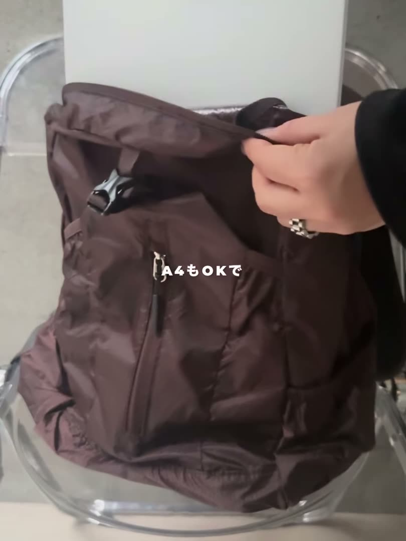 cocaのバックパックにノートパソコンを入れるところ。A4対応