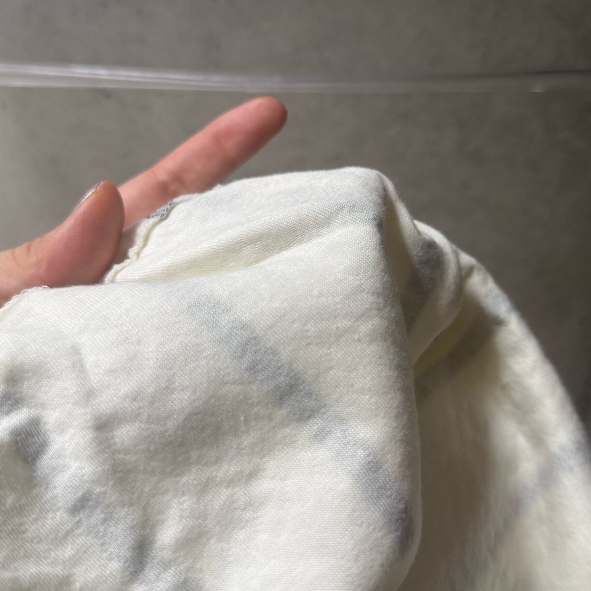 cottacottaのキルトニットパジャマの生地を裏返したところ。肌に当たる面は綿100%で、中綿のふくらみが透けて見える