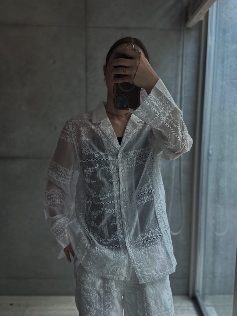 フリークスストアの刺繍パッチワーク風セットアップ（ホワイト）を166cm・Lサイズ体型が着用。シアーな生地から黒のインナーがうっすら透ける