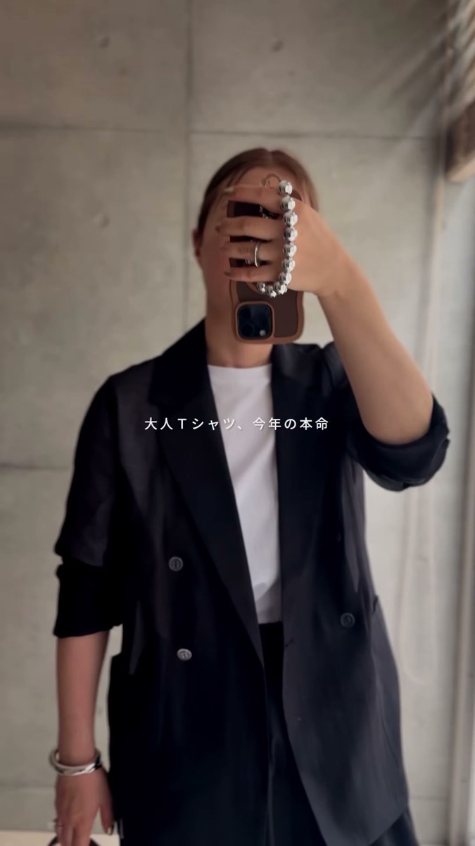シルケットTシャツに黒のジャケットを羽織ったスタイル