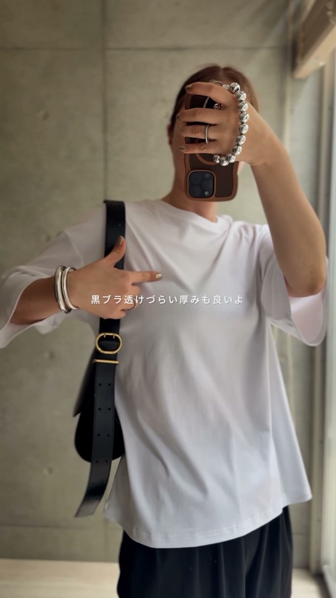 5分袖が二の腕から肘まで隠れているところ