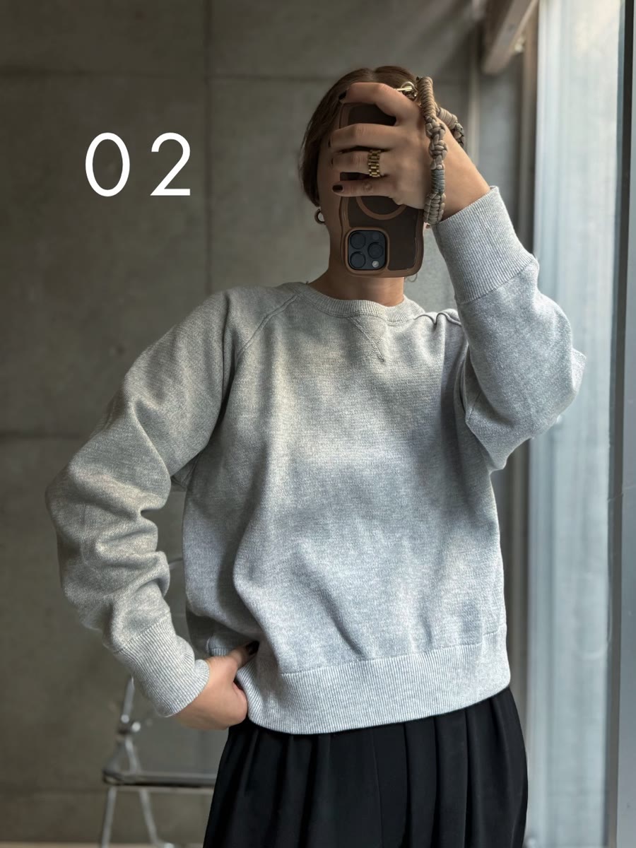 and meのジャガード編みニットのグレーに黒のスカートを合わせたところ