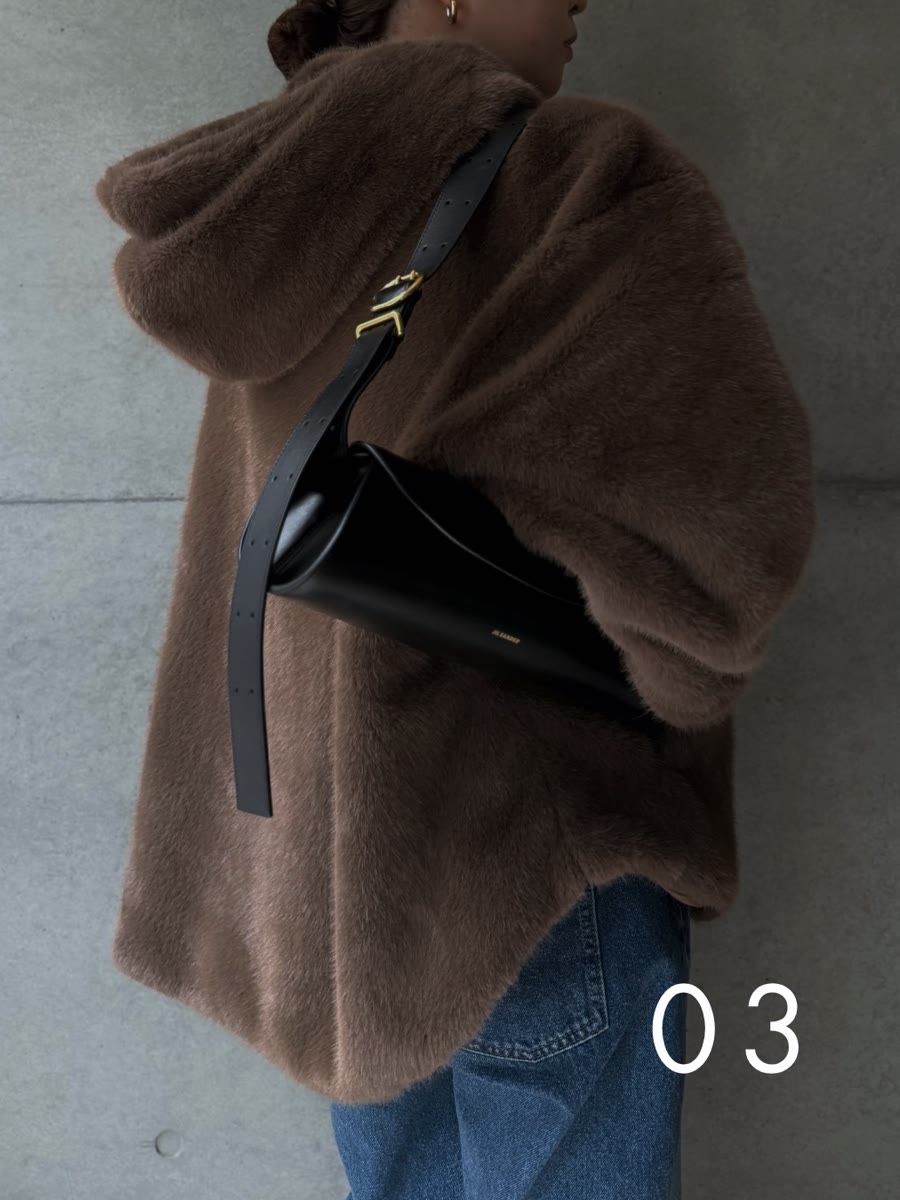 VOUTEのブラウンのファーコートに黒のショルダーバッグを合わせたところ