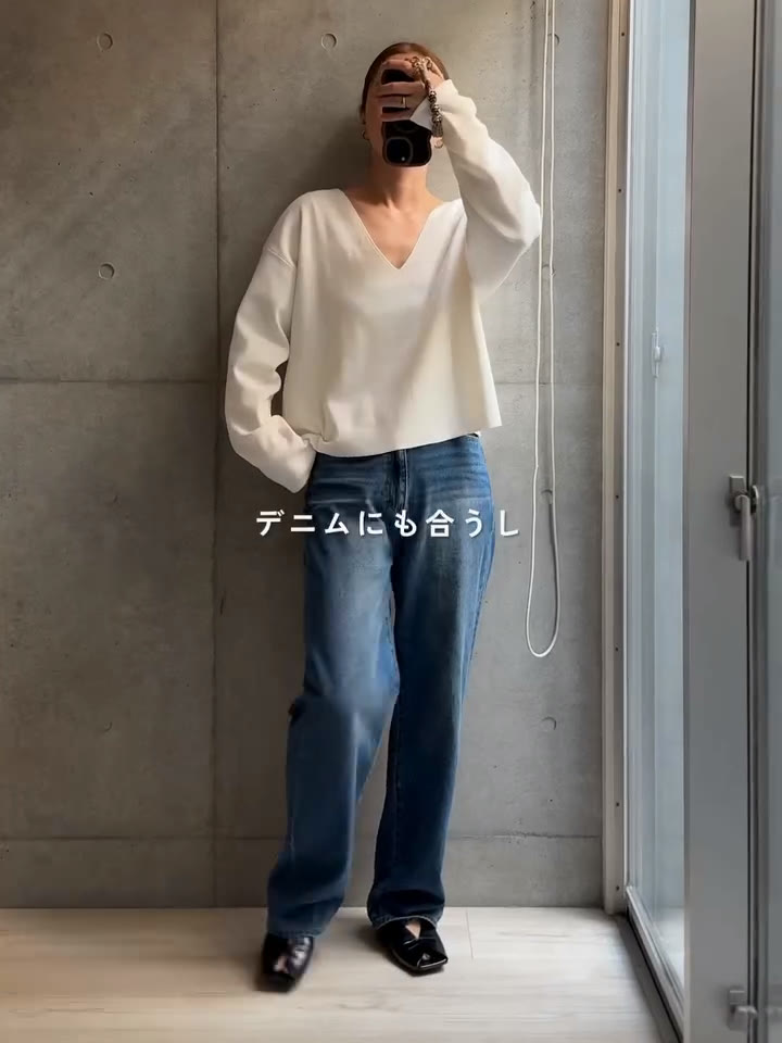 for/cのVネックニットにデニムを合わせた全身