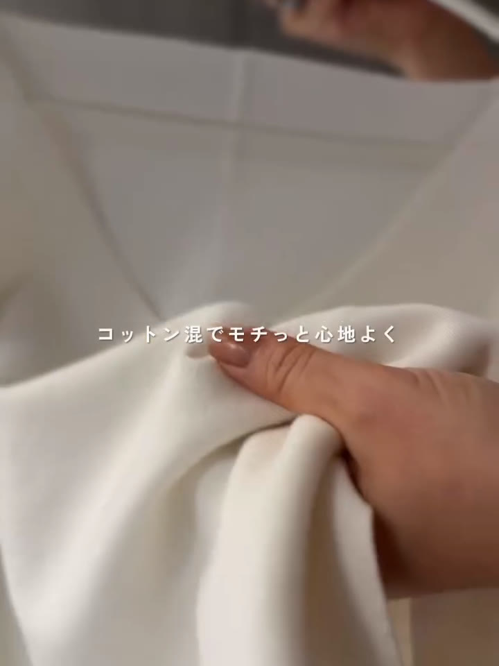 for/cのVネックニットの生地を手でつまんだところ。もちっとした厚み