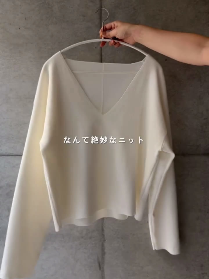 for/cのスウェットライクVネックニットのオフホワイトをハンガーにかけたところ。深いVネック
