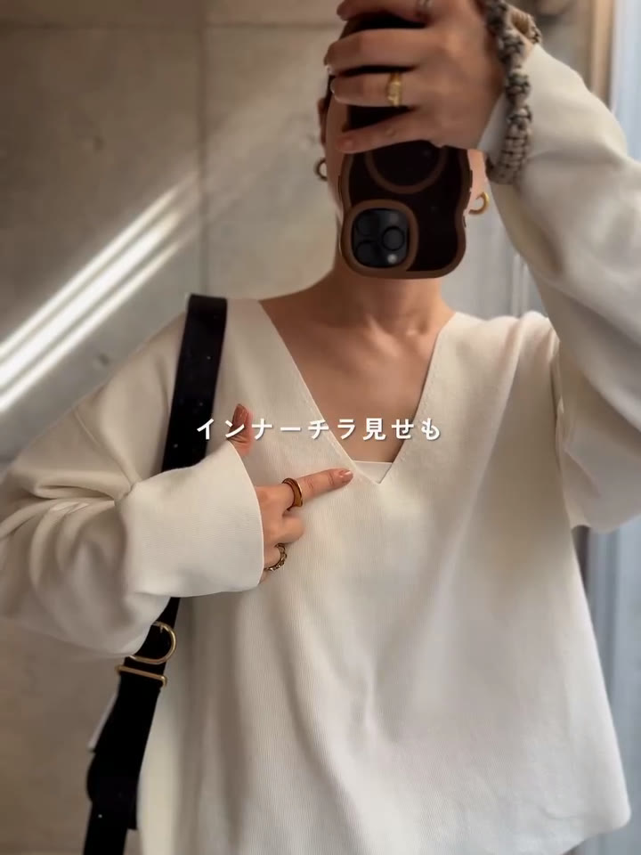 for/cのVネックニットの胸元に黒のインナーを見せたところ