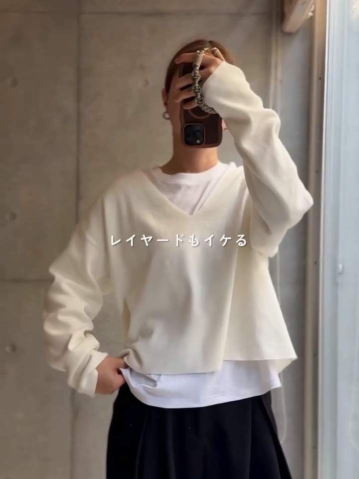 for/cのVネックニットの下に白いTシャツを重ねて、黒のスカートを合わせたところ