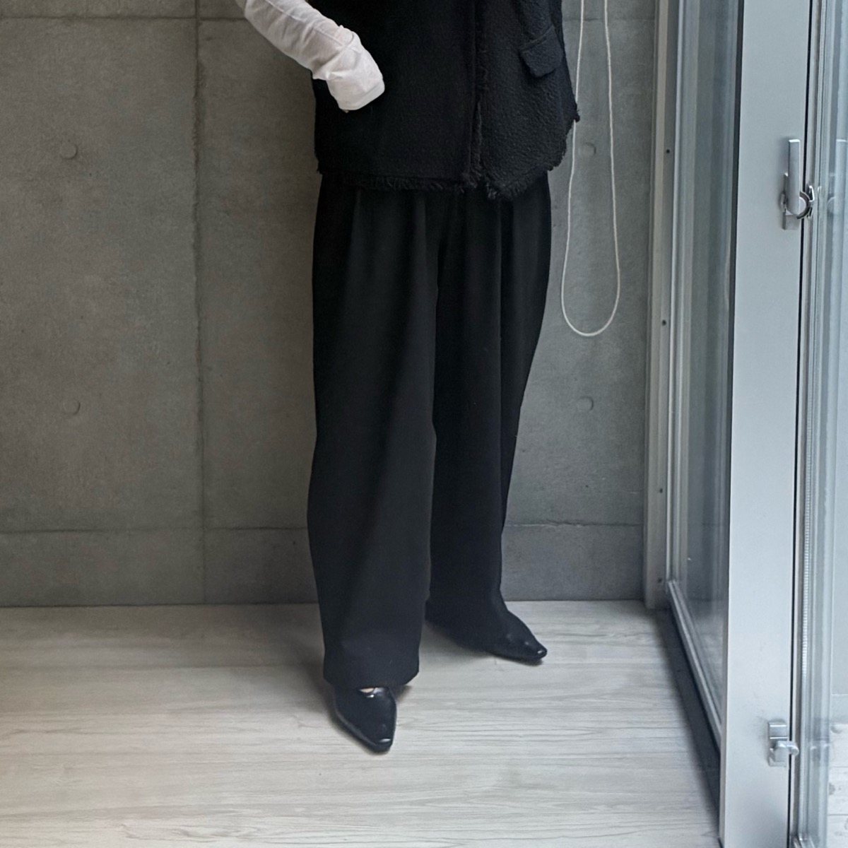 4本タックワイドパンツ ブラックのタックから落ちるドレープ