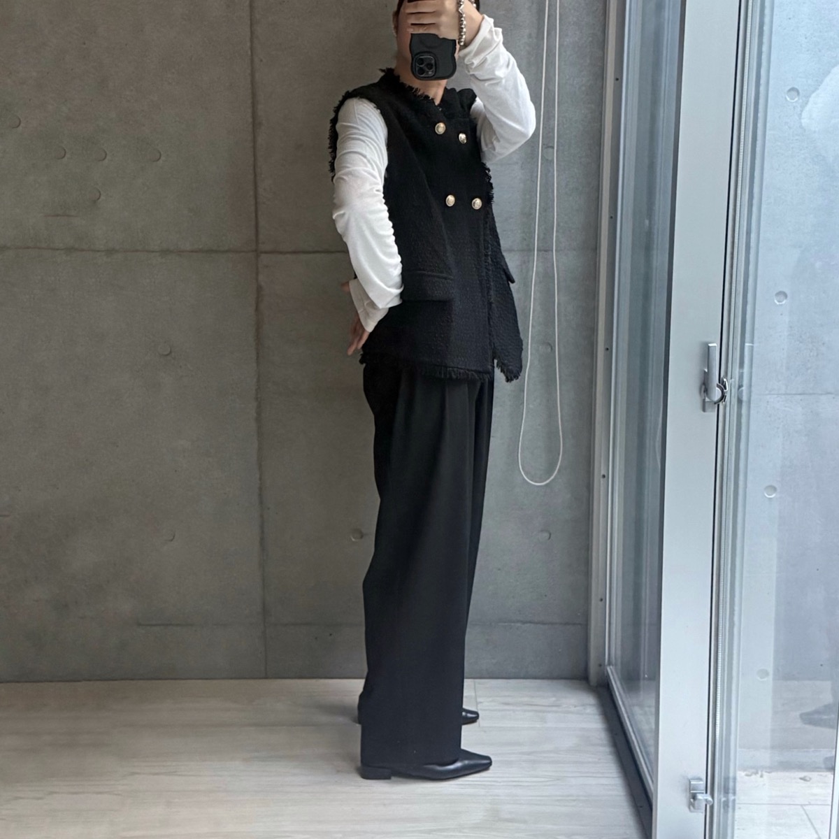 4本タックワイドパンツ ブラックにツイードベストと白シャツを合わせたコーデ