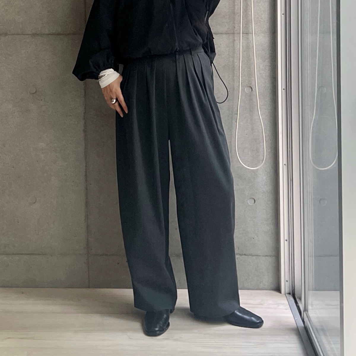 for/cの4本タックワイドパンツ チャコールを黒シャツに合わせた着用