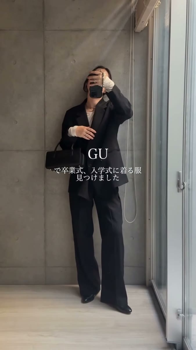 GUのテーラードベストを着た全身。白のシアートップスをインナーに合わせたセレモニーコーデ
