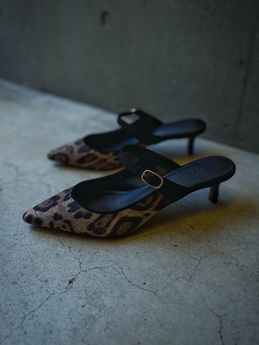 I NEED MORE SHOESの5.5cmミュール、レオパード。黒いストラップとピンヒール