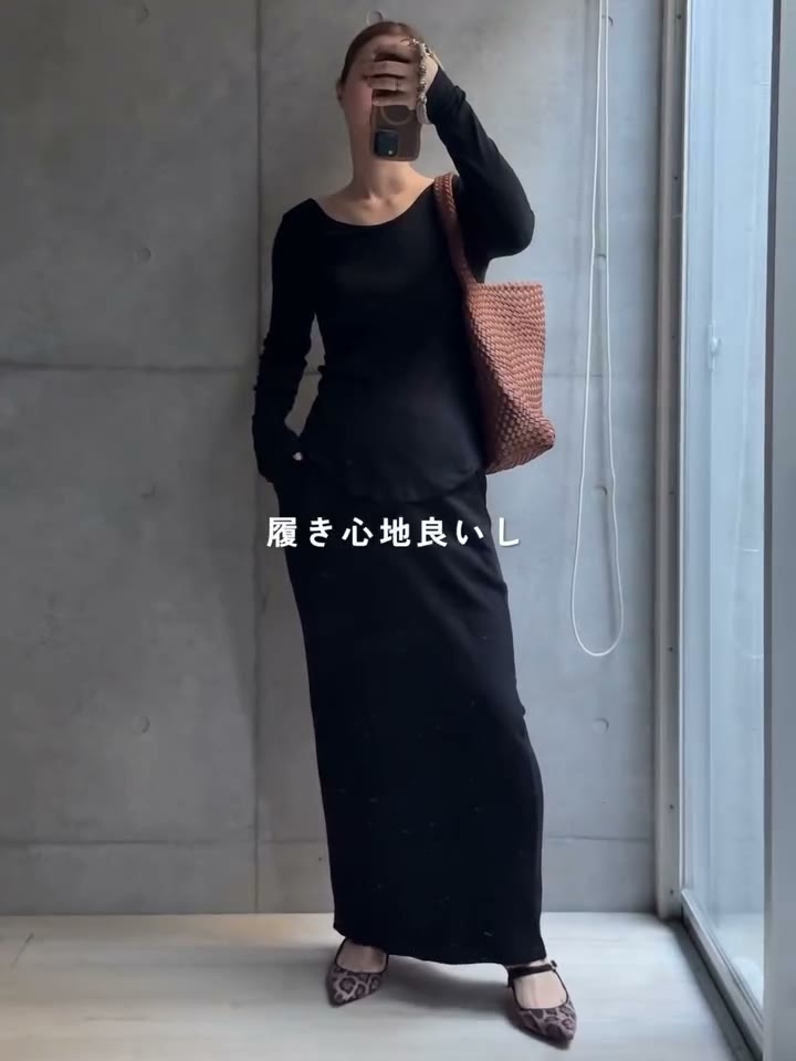 黒のロングワンピースにレオパードのストラップミュールを合わせた全身