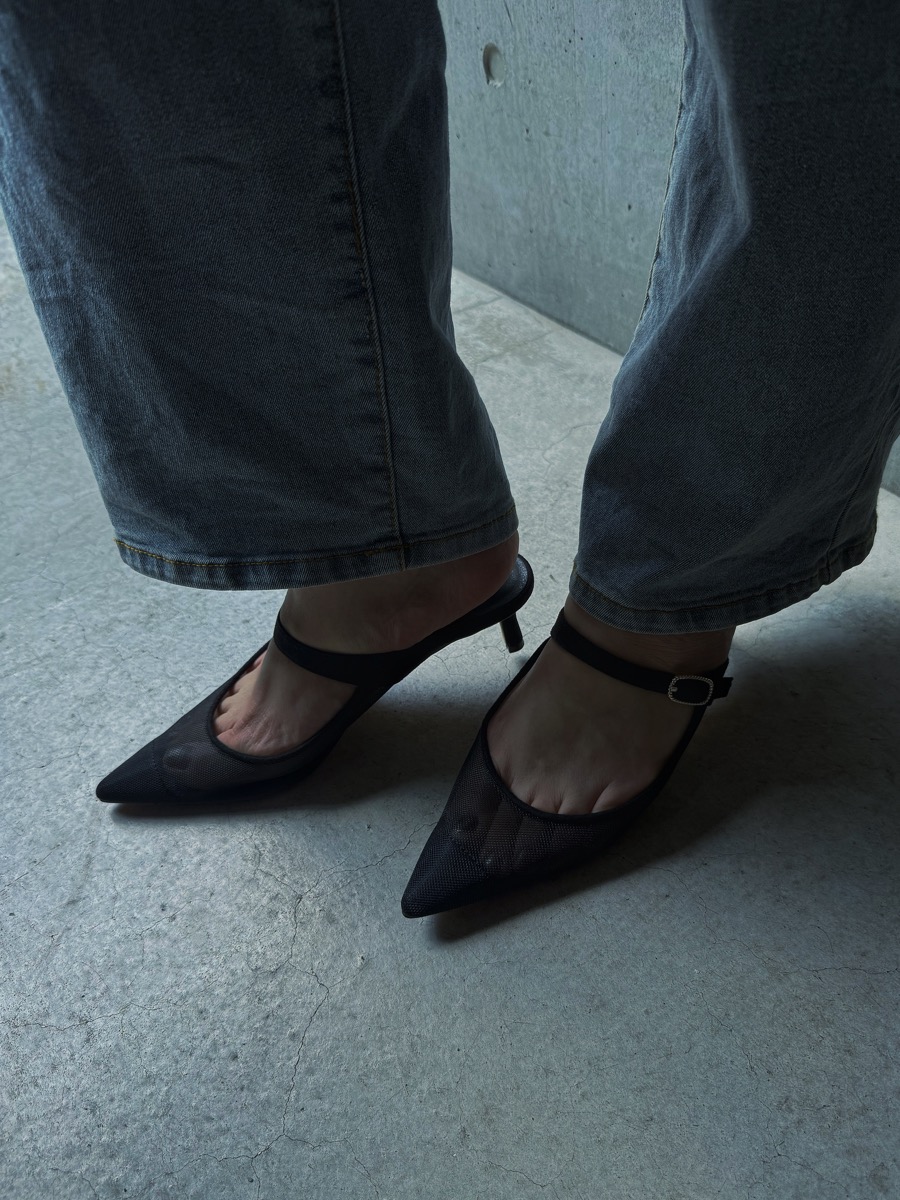 デニムに合わせて履いたI NEED MORE SHOESのシアーストラップミュール。裾から黒のチュールとポインテッドトゥが覗く