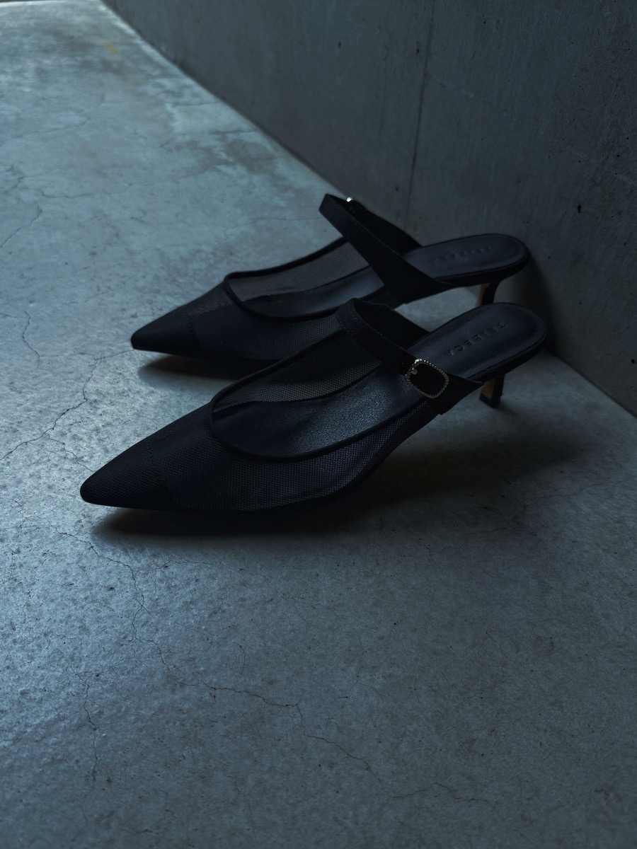 I NEED MORE SHOES ポインテッドシアーストラップミュール(シアーブラック)。チュールの甲に細いストラップとバックル、細いヒール