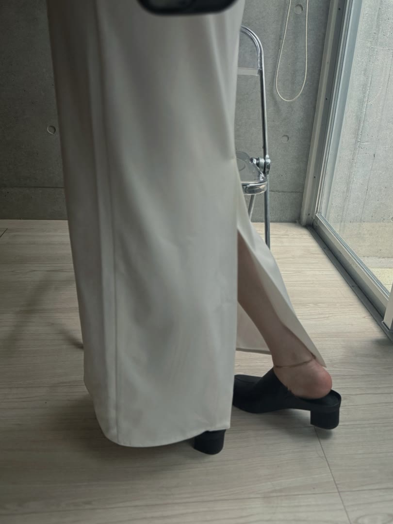 白のロングワンピースにI NEED MORE SHOESのオブリークトゥサボ ブラックを合わせた足元