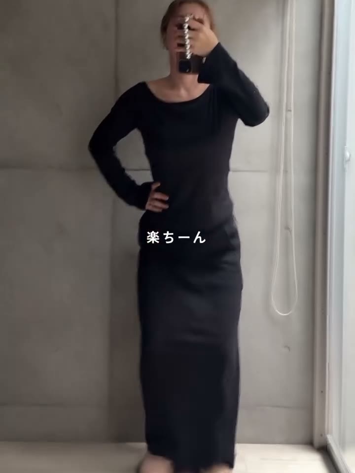 黒のロングワンピースに裏起毛タイツを合わせた全身