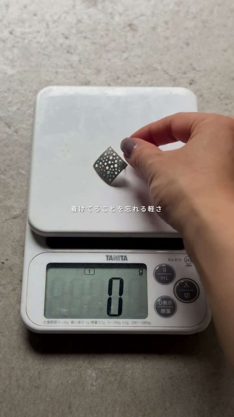 キッチンスケールに乗せたピアス。表示は0g