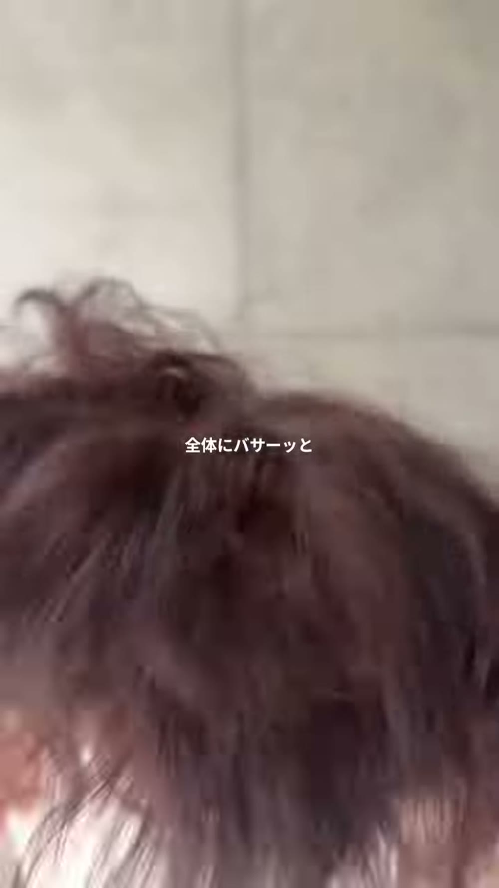 ダヴィネスのオーセンティックオイルを手のひらに広げているところ