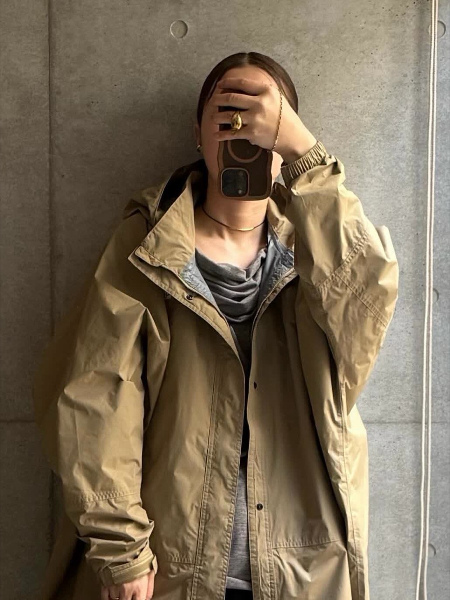 京都一人旅の旅行コーデ。ノースフェイスのハイドレナレインポンチョ(クラシックカーキ)に黒のパンツ、黒のリュック