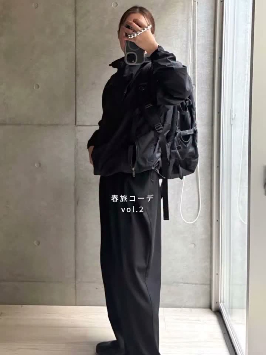 徳島旅行の旅行コーデ。ノースフェイスのコンパクトジャケット(黒)に黒のワイドパンツ、黒のリュックとショルダーバッグ