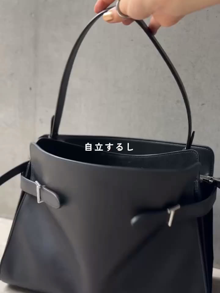 LE TANNEURのEMIEショルダーバッグが自立しているところ