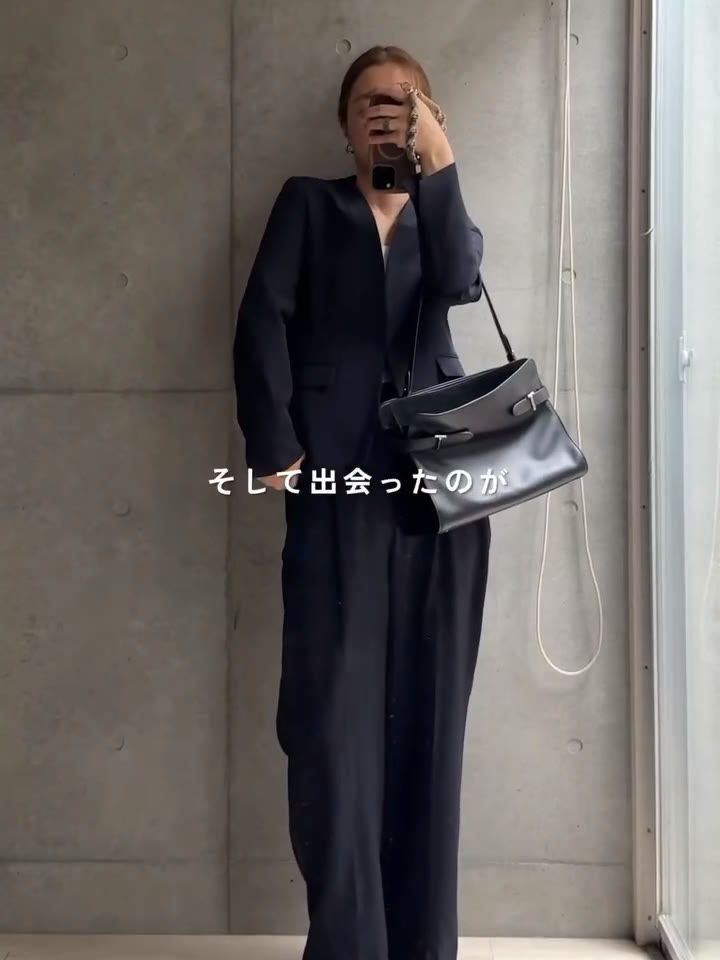 黒のセットアップにLE TANNEURのEMIEショルダーバッグを肩掛けした全身